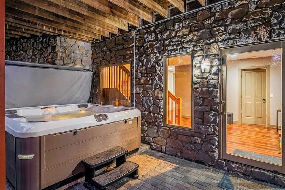 Lake Harmony Chalet w/ Hot Tub & Arcades Near Beaches, Ski & Trails Everpine Lodge by Avantstay Hotel in Kidder Township