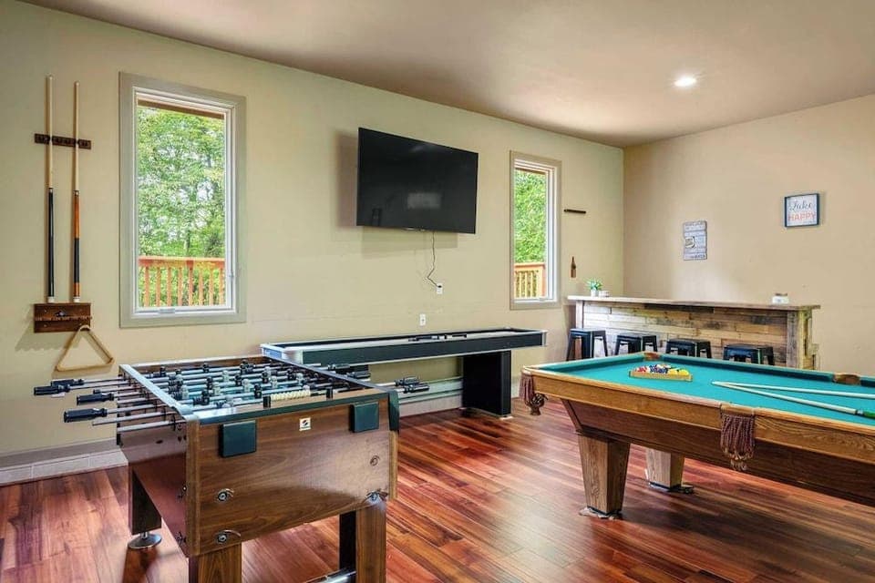 Lake Harmony Chalet w/ Hot Tub & Arcades Near Beaches, Ski & Trails Everpine Lodge by Avantstay Hotel in Kidder Township