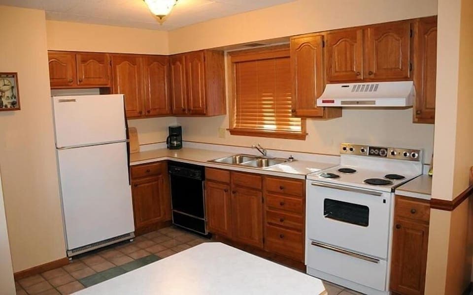 Seven Springs 2 Bedroom Standard Condo, Sleeps 10! by RedAwning Hotel in Seven Springs