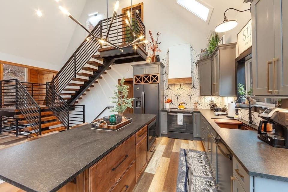 Night Owl 3 Bedroom Cabin by RedAwning Hotel in Gatlinburg