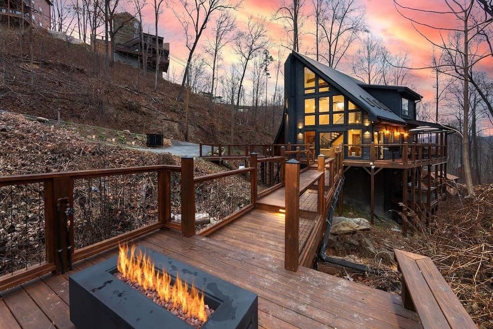 Night Owl 3 Bedroom Cabin by RedAwning Hotel in Gatlinburg