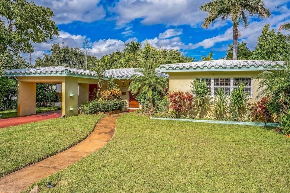 Beautiful Comfy Home With Private Hot Tub Close To Beach 2 Bedroom Home by RedAwning Hotel in Wilton Manors