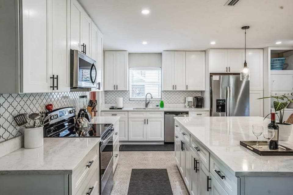 Beautiful Comfy Home With Private Hot Tub Close To Beach 2 Bedroom Home by RedAwning Hotel in Wilton Manors