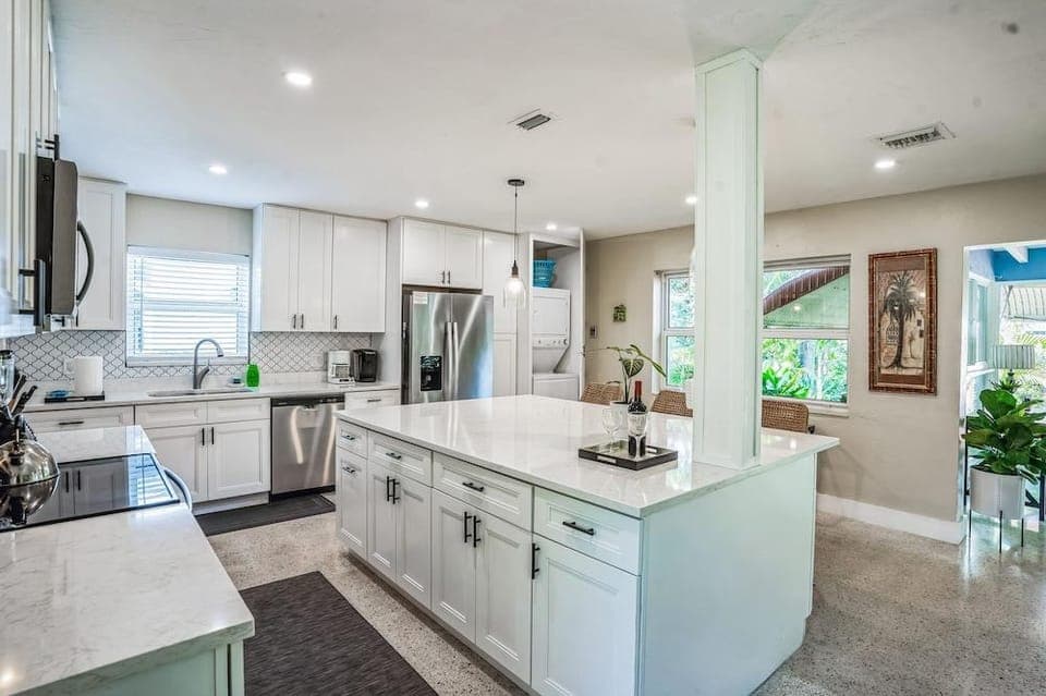 Beautiful Comfy Home With Private Hot Tub Close To Beach 2 Bedroom Home by RedAwning Hotel in Wilton Manors