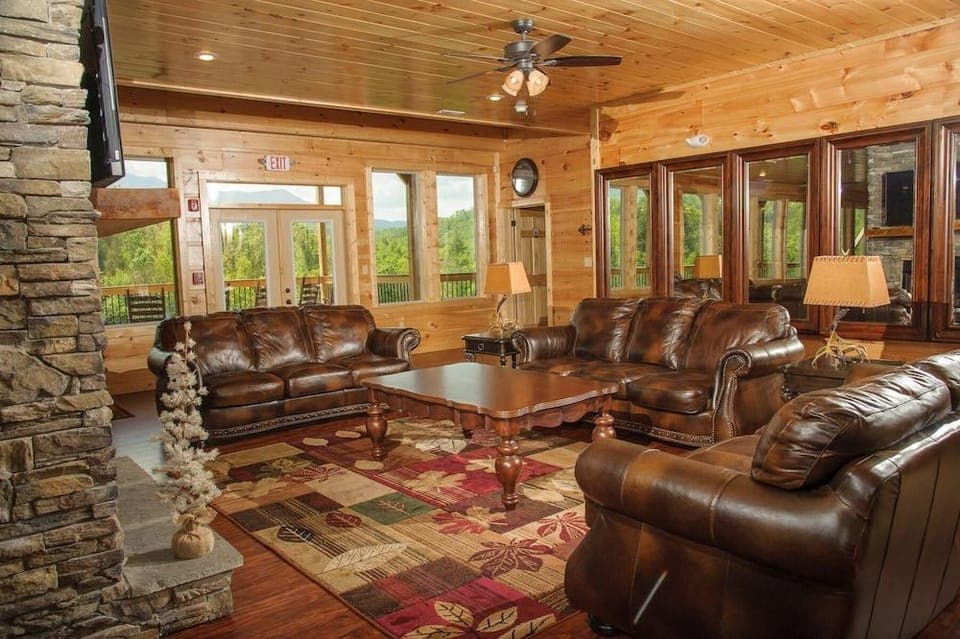 Foxwood Mansion 14 Bedroom Cabin by RedAwning Hotel in Pittman Center