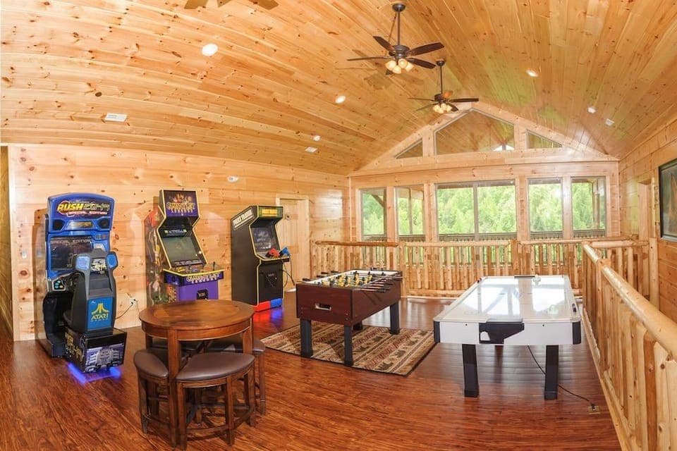 Foxwood Mansion 14 Bedroom Cabin by RedAwning Hotel in Pittman Center