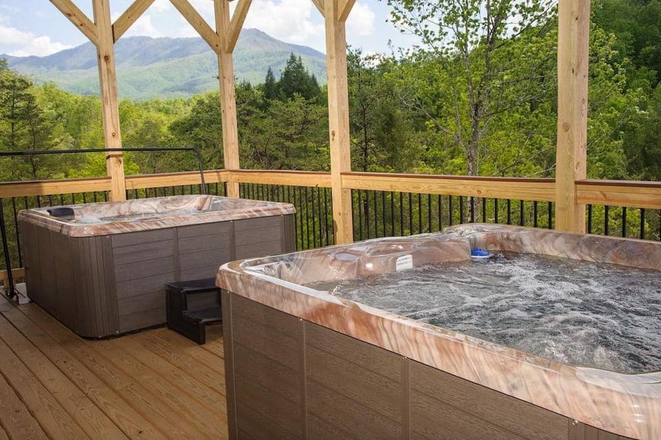Sycamore Mansion 14 Bedroom Cabin by RedAwning Hotel in Pittman Center