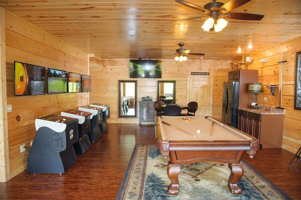 Sycamore Mansion 14 Bedroom Cabin by RedAwning Hotel in Pittman Center