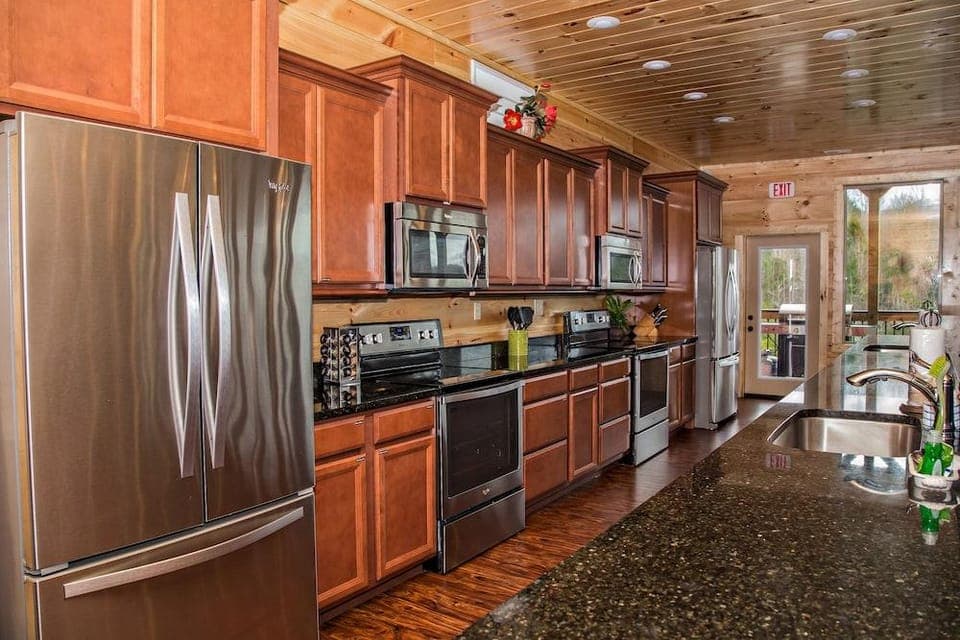 Greenbrier Estate 28 Bedroom Cabin by RedAwning Hotel in Pittman Center