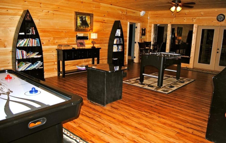 Gatlinburg Mansion 14 Bedroom Cabin by RedAwning Hotel in Pittman Center