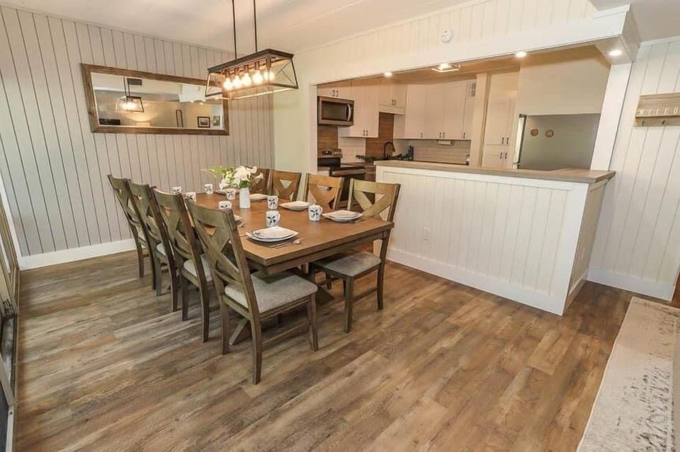 Seven Springs 2 Bedroom Premium Condo, Pet Friendly! by RedAwning Hotel in Seven Springs