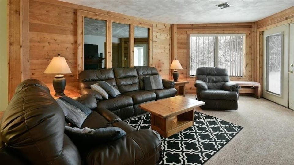 Seven Springs Stoneridge 3 Bedroom Pet Friendly Condo, Ski-In/Out by RedAwning Hotel in Seven Springs