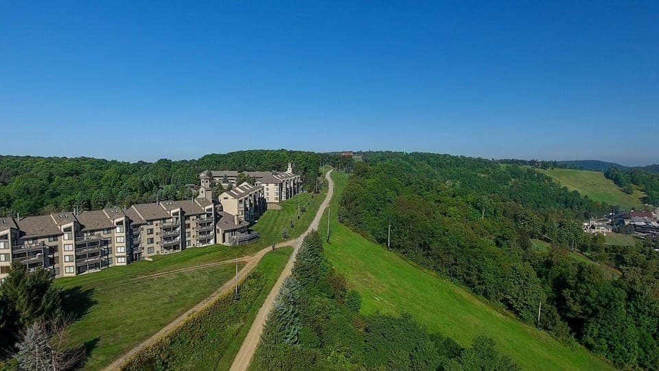 Seven Springs Stoneridge Ski-In/Out Condo with Mountain Views by RedAwning Hotel in Seven Springs