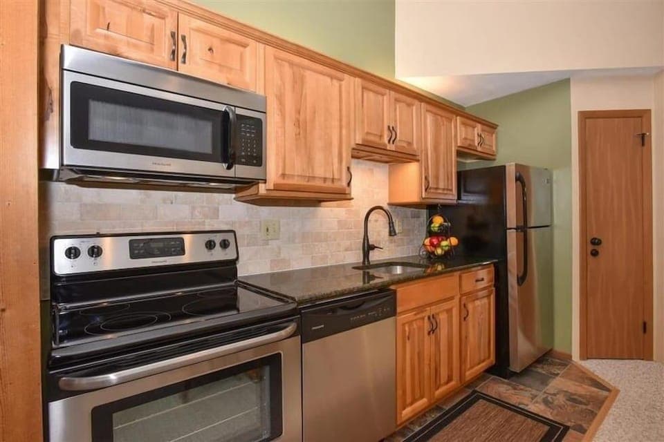 Seven Springs 1 Bedroom Premium Condo, Ski In/Ski Out by RedAwning Hotel in Seven Springs
