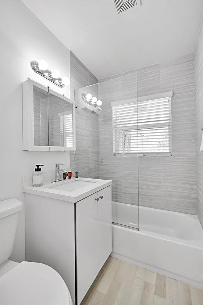 Santorini House - 3 Bed 2 Bath in Wilton Manors - Walking Distance to Wilton Drive Hotel in Wilton Manors