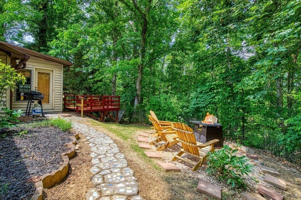Farmhouse Cottage - Close To Tanger Outlets And Pigeon Forge! 3 Bedroom Home by RedAwning Hotel in Sevierville