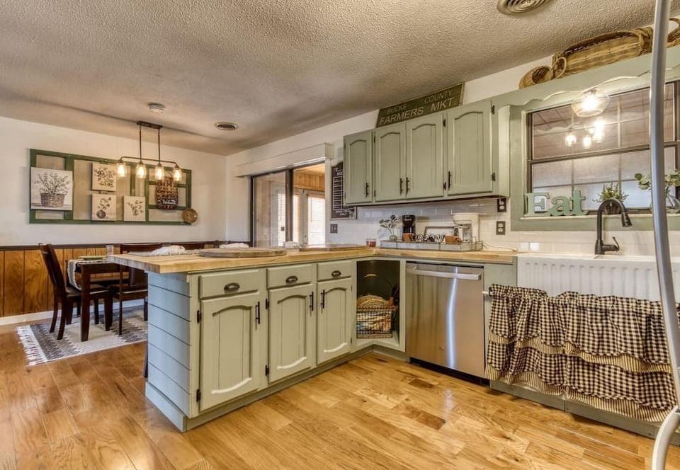 Farmhouse Cottage - Close To Tanger Outlets And Pigeon Forge! 3 Bedroom Home by RedAwning Hotel in Sevierville