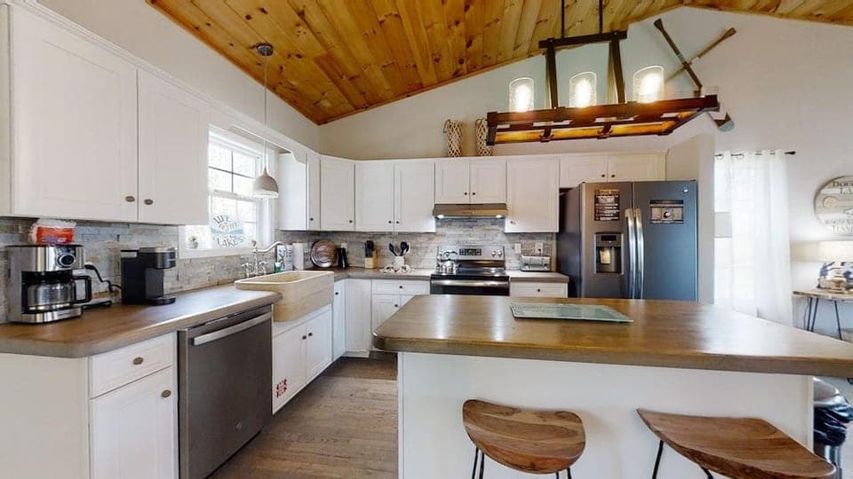 Above The Cove 3 Bedroom Home by RedAwning Hotel in Douglas Lake