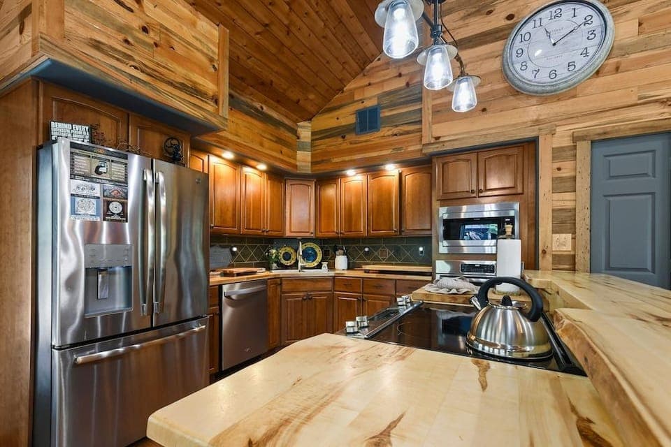 Rustic Hideaway 4 Bedroom Cabin by RedAwning Hotel in Sevierville