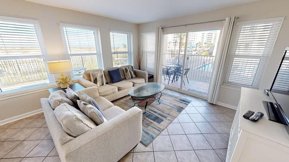 Poolside S 101 2 Bedroom Condo by RedAwning Hotel in Destin
