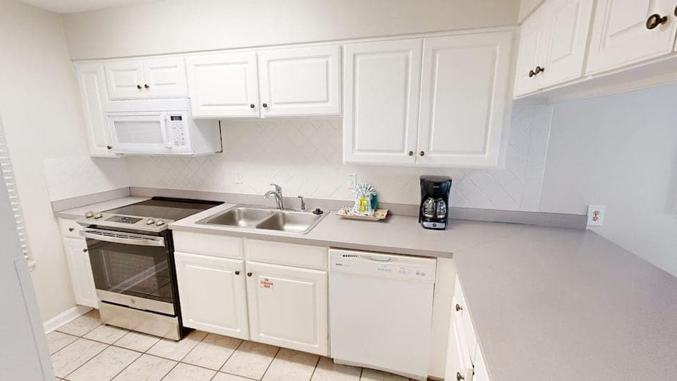 Poolside S 101 2 Bedroom Condo by RedAwning Hotel in Destin