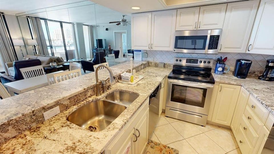 East Pass Towers 305 2 Bedroom Condo by RedAwning Hotel in Destin