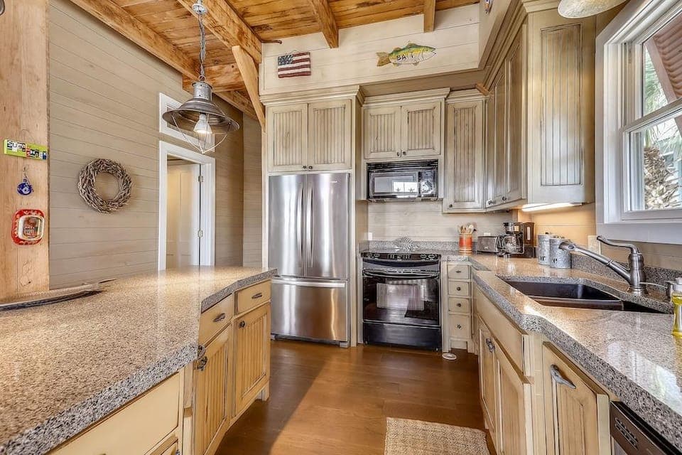 Sugar Shack 4 Bedroom Home by RedAwning Hotel in Destin