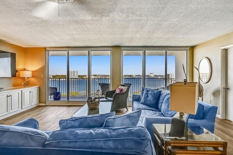 WVT 604 is a Beautiful 3 BR 2 Ba with a Boat Slip by RedAwning Hotel in Destin