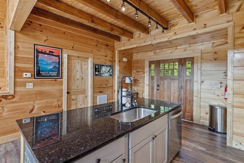 Grizzlies Den 4 Bedroom Cabin by RedAwning Hotel in Gatlinburg
