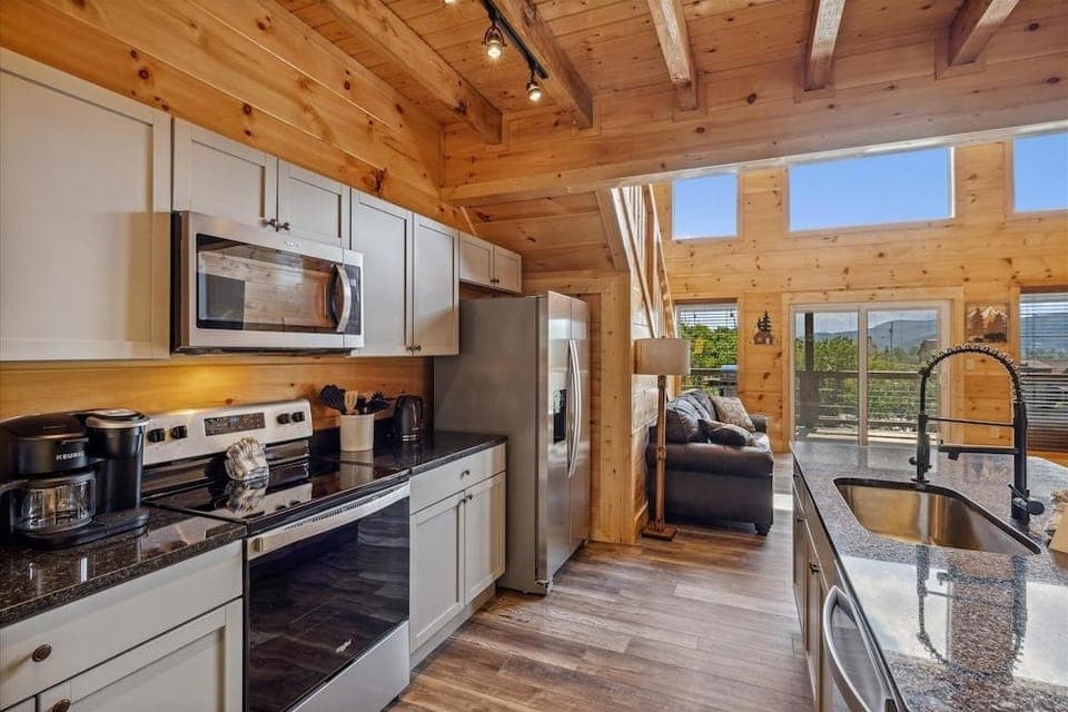 Grizzlies Den 4 Bedroom Cabin by RedAwning Hotel in Gatlinburg
