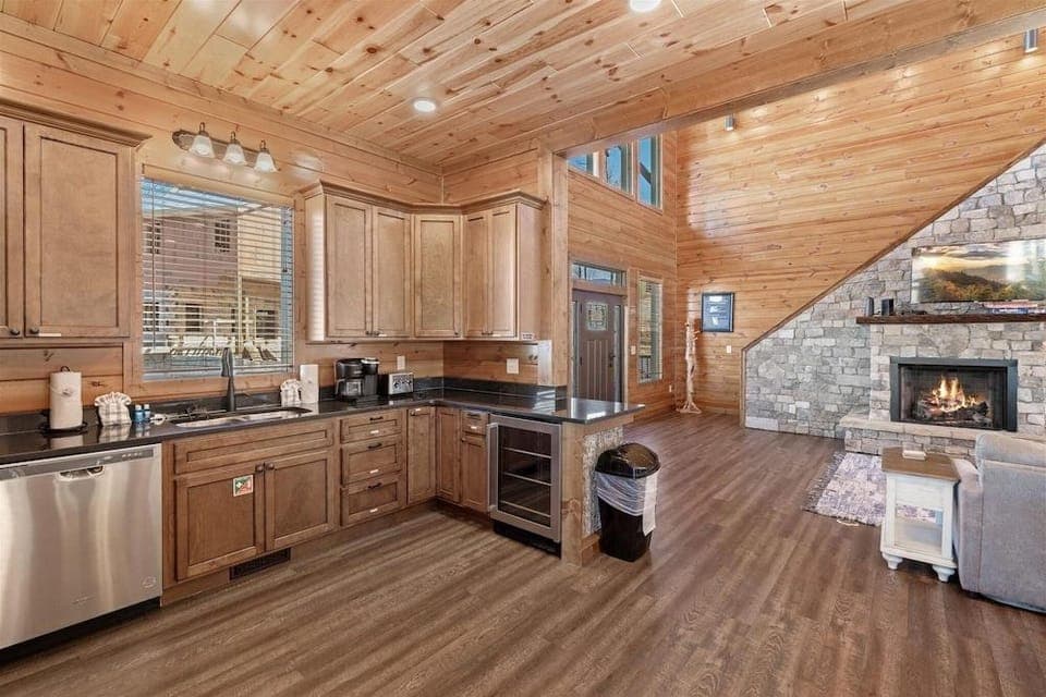 Smokey Treats 5 Bedroom Cabin by RedAwning Hotel in Gatlinburg