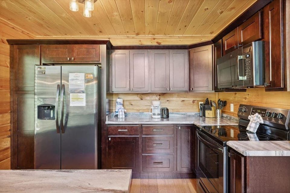 Creekside Manor 3 Bedroom Cabin by RedAwning Hotel in Gatlinburg