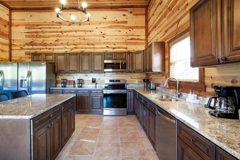 Splash Of Gatlinburg 6 Bedroom Cabin by RedAwning Hotel in Gatlinburg