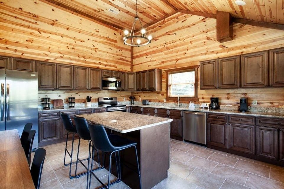Splash Of Gatlinburg 6 Bedroom Cabin by RedAwning Hotel in Gatlinburg