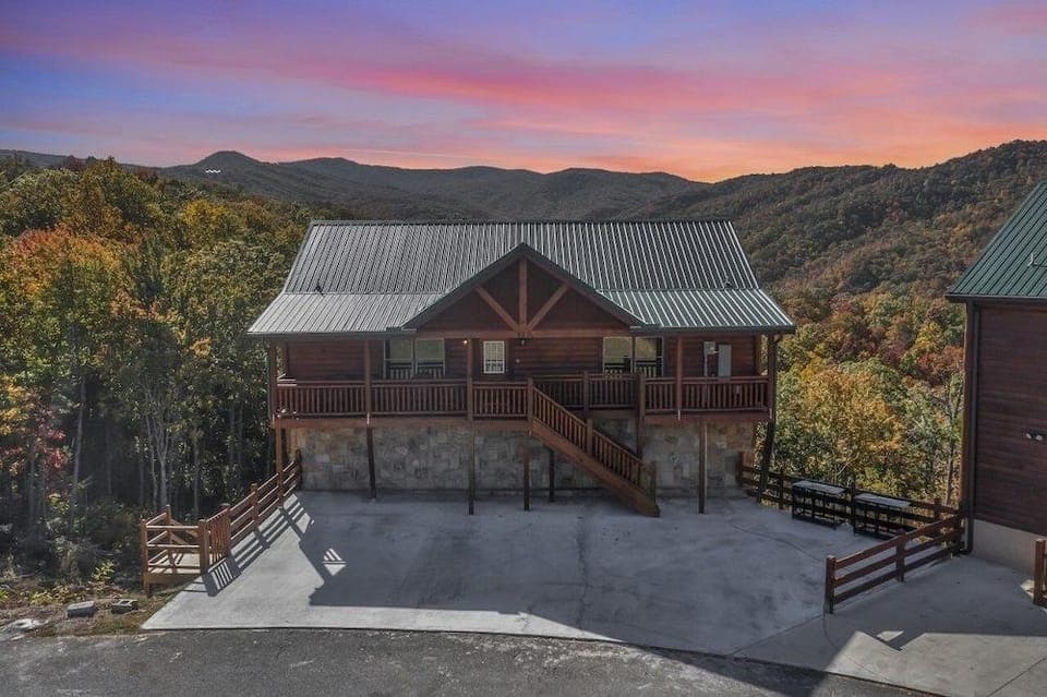 Splash Of Gatlinburg 6 Bedroom Cabin by RedAwning Hotel in Gatlinburg