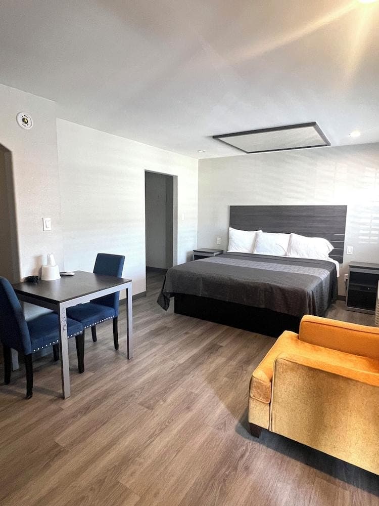 Cloud 9 Inn - El Cielo Inn Hotel in Downey