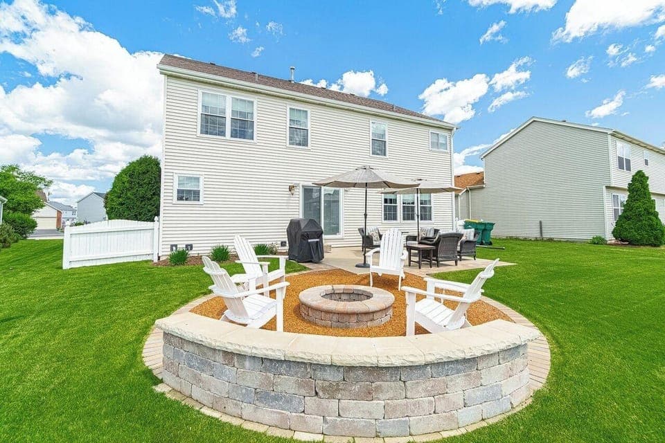 Modern 4 Bedroom Private Vacation Home Hotel in Joliet