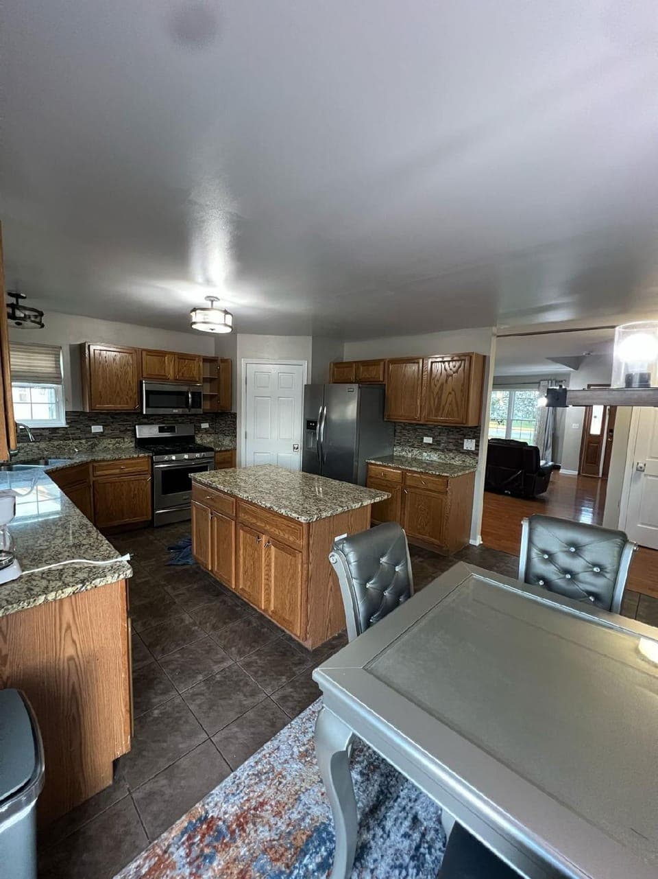 Modern 4 Bedroom Private Vacation Home Hotel in Joliet