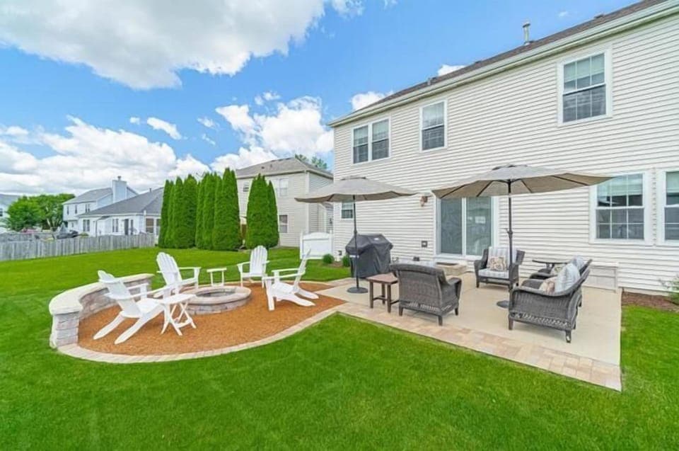 Modern 4 Bedroom Private Vacation Home Hotel in Joliet