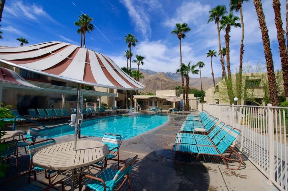 Swimming pool [outdoor]