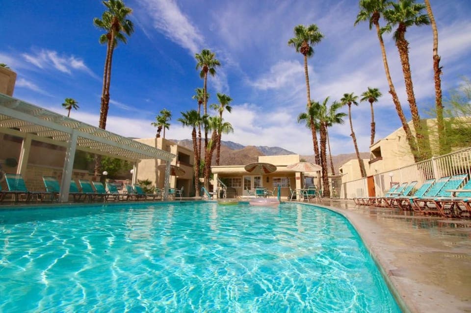 Swimming pool [outdoor]