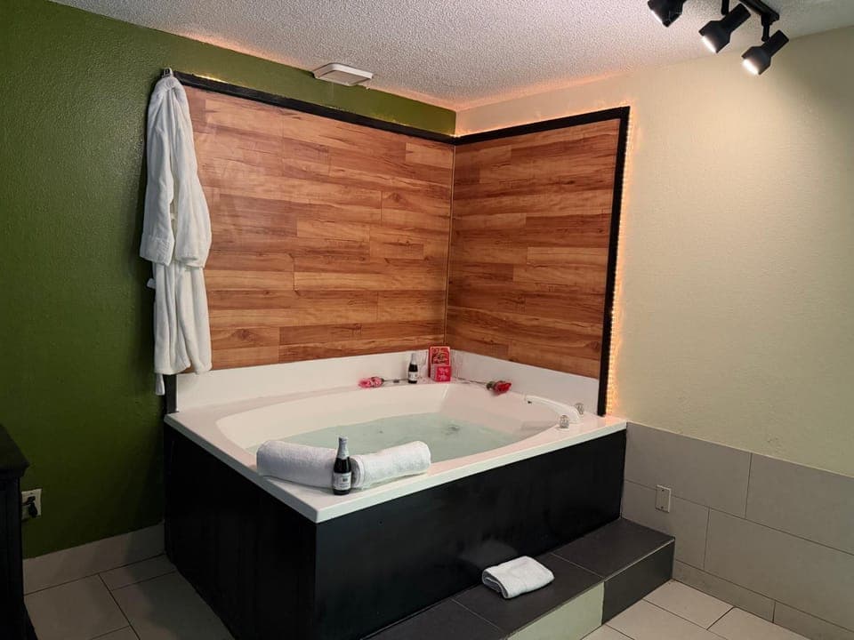 Lafayette Inn & Suites Hotel in Pike Township