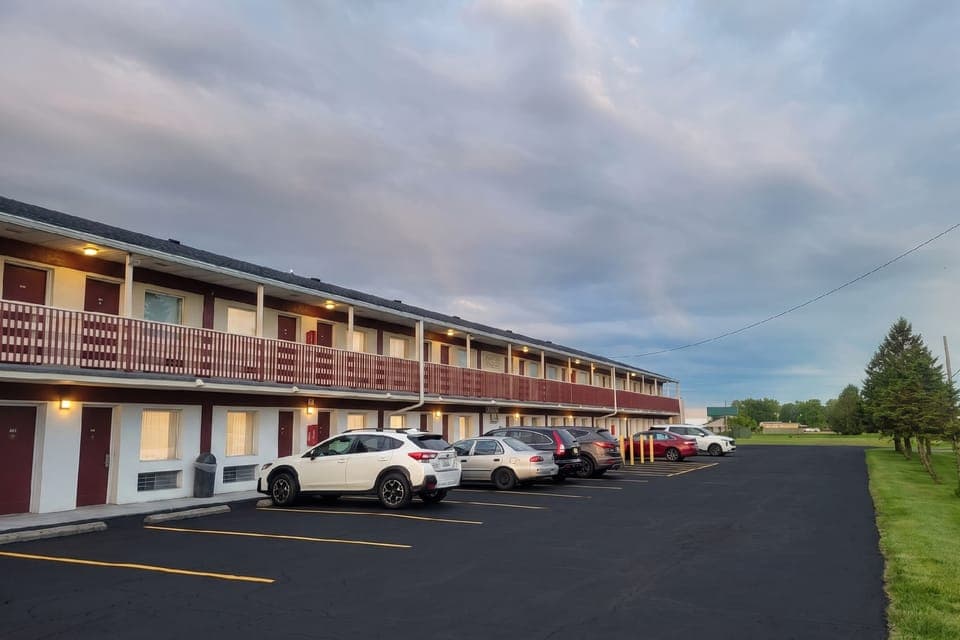 Lake Erie Lodge Oregon OH Hotel in Jerusalem Township
