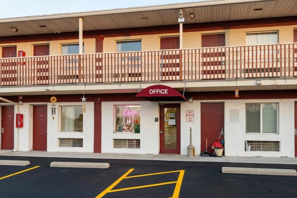 Lake Erie Lodge Oregon OH Hotel in Jerusalem Township