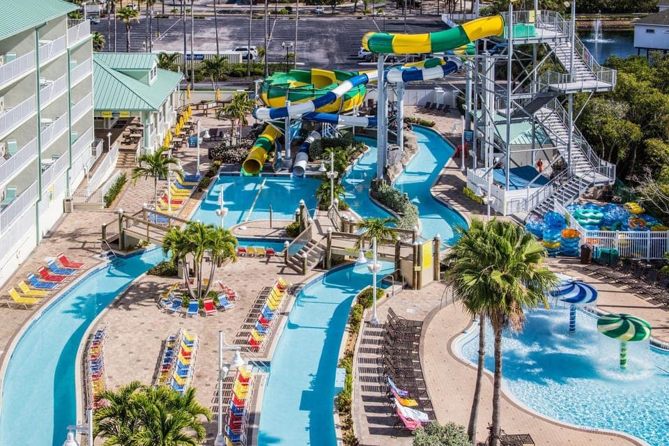 Swimming pool [outdoor]