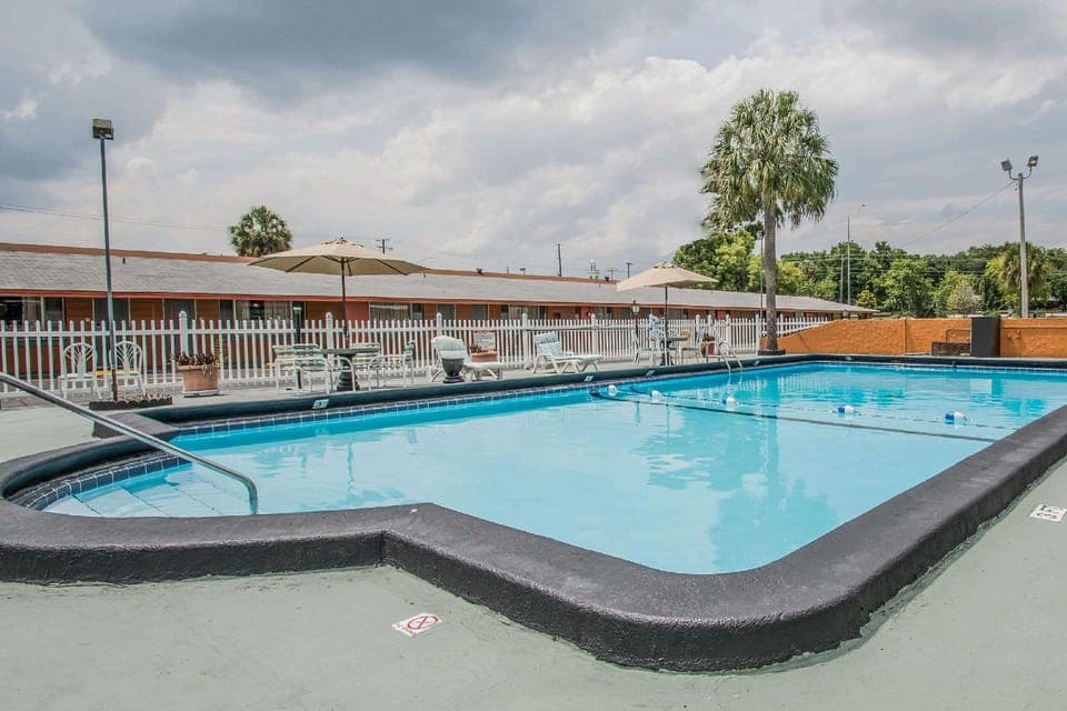 Swimming pool [outdoor]