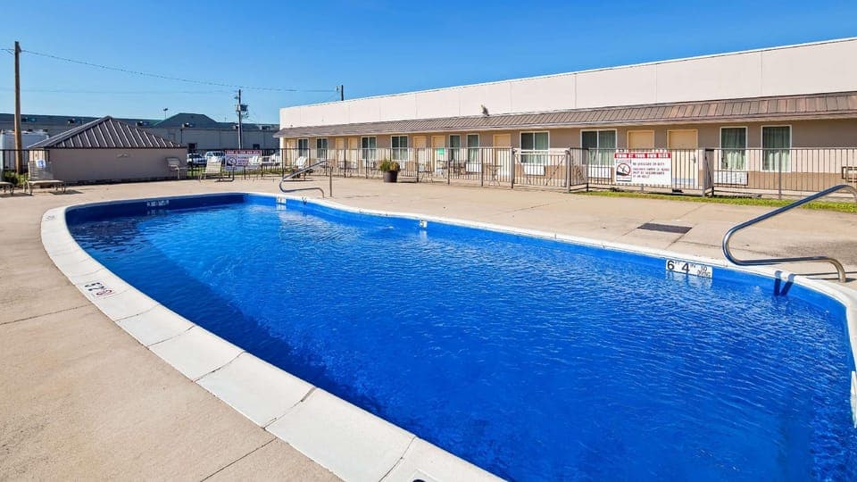 Swimming pool [outdoor]