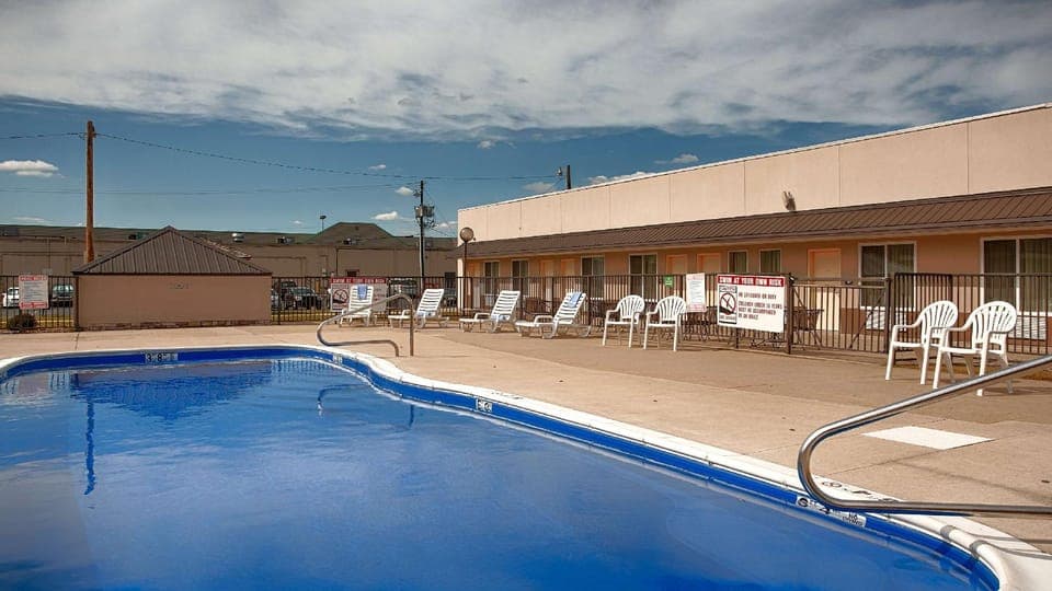 Swimming pool [outdoor]