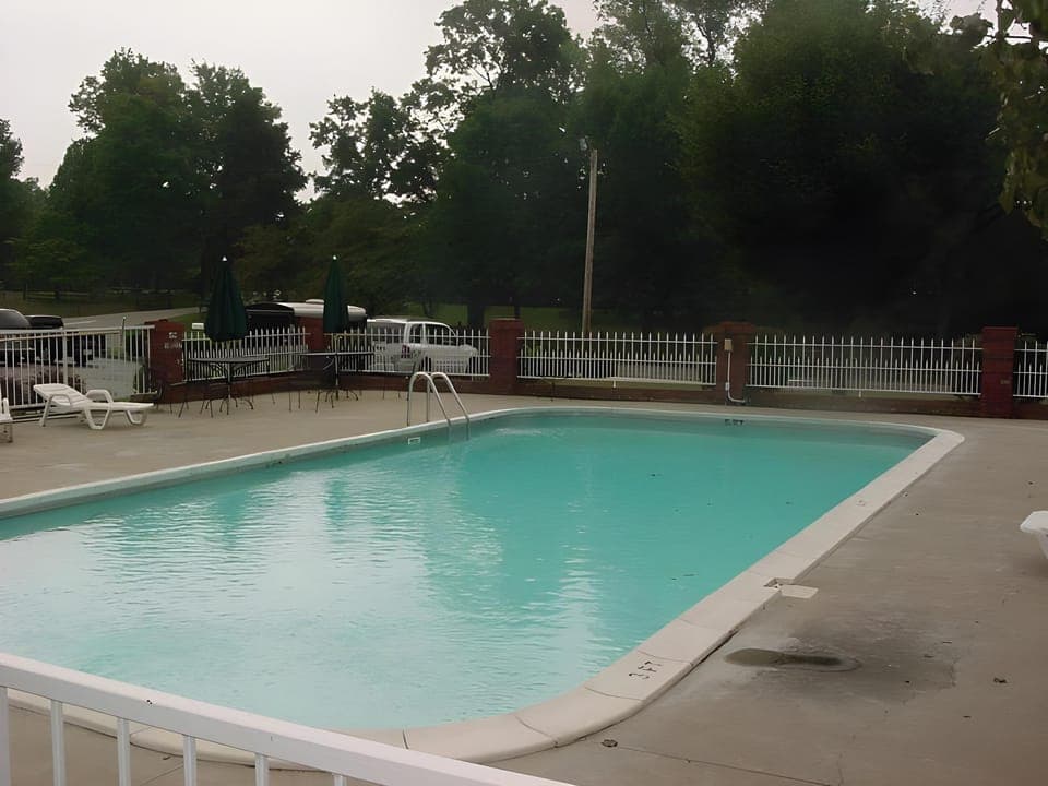 Swimming pool [outdoor]