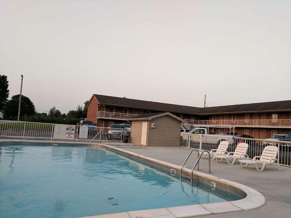 Swimming pool [outdoor]